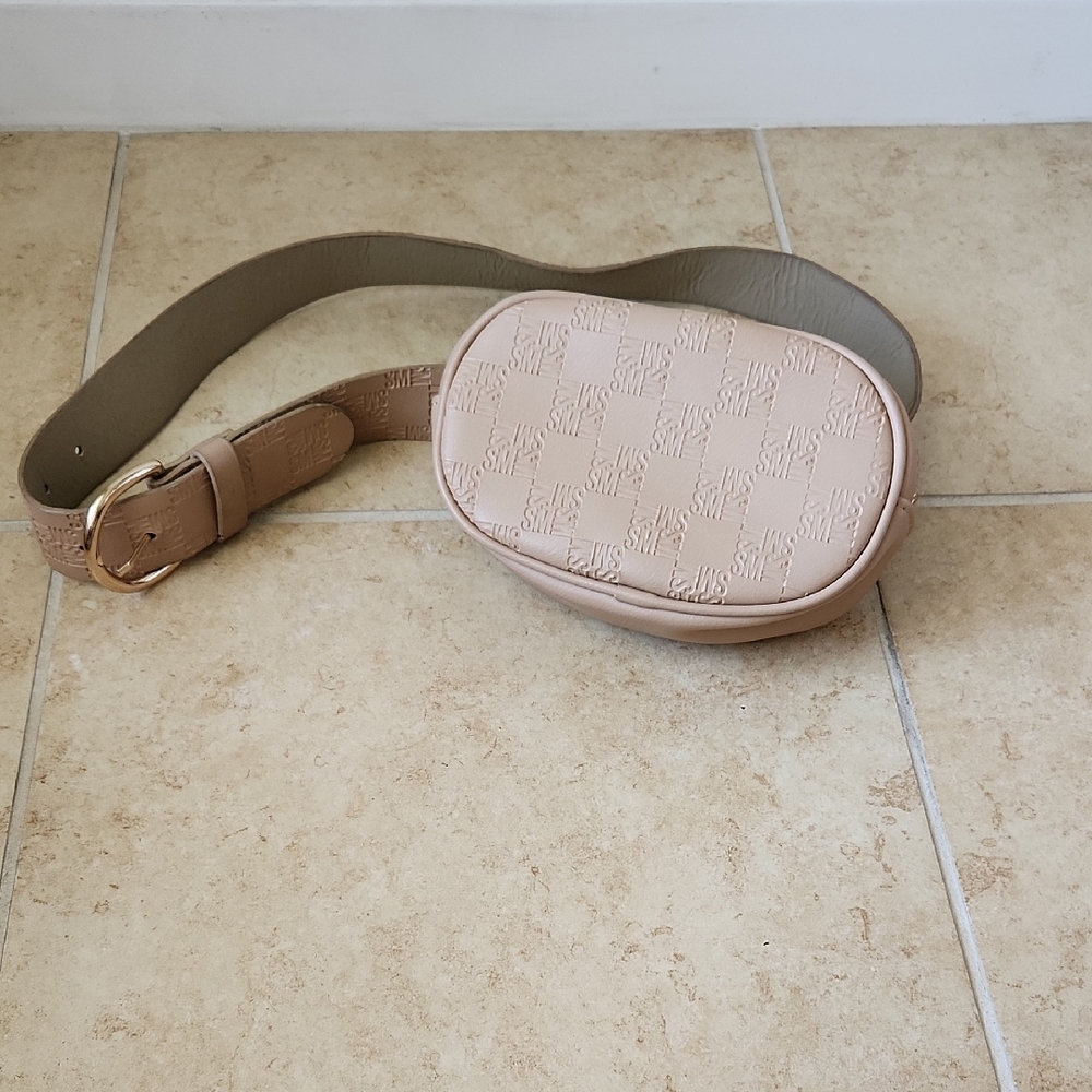 Steve Madden Tan Crossbody Bag Fanny Pack Minimalist Design Gold Tone Buckle